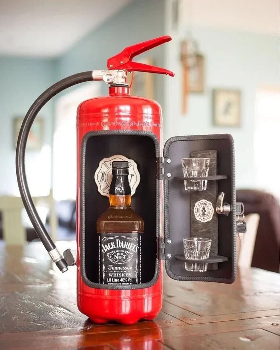 Mini-bar extincteur rouge et noir en métal, rangement secret de boissons, accessoire décoratif unique.