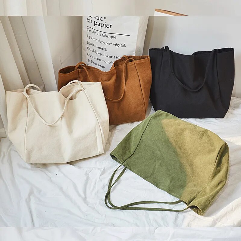 Sac cabas spacieux en tissu pour femme, parfait comme sac shopping ou sac épaule léger au quotidien.