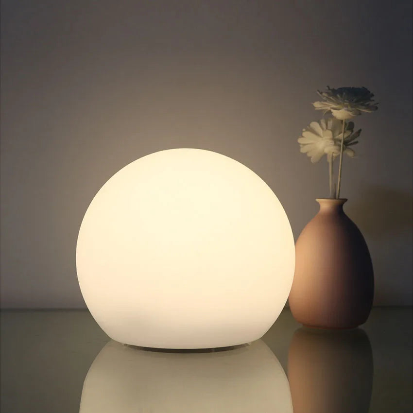 Lampe de table LED boule sans fil, rechargeable, illuminant 16 couleurs. Idéale pour chambre/salon.