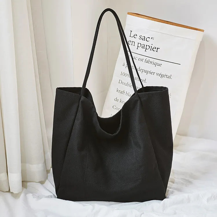 Sac cabas éco-responsable en tissu, design moderne et grand format, parfait pour femme active.