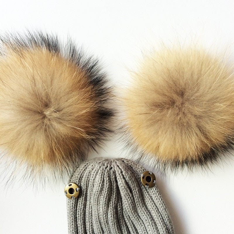 Bonnet acrylique enfant, double pompon fourrure pour rester bien au chaud et à la mode.