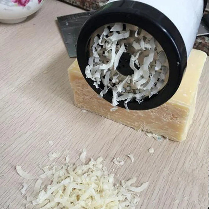 Râpe à fromage et épices DuoCut ergonomique en acier inoxydable, prise confortable pour usage facile.
