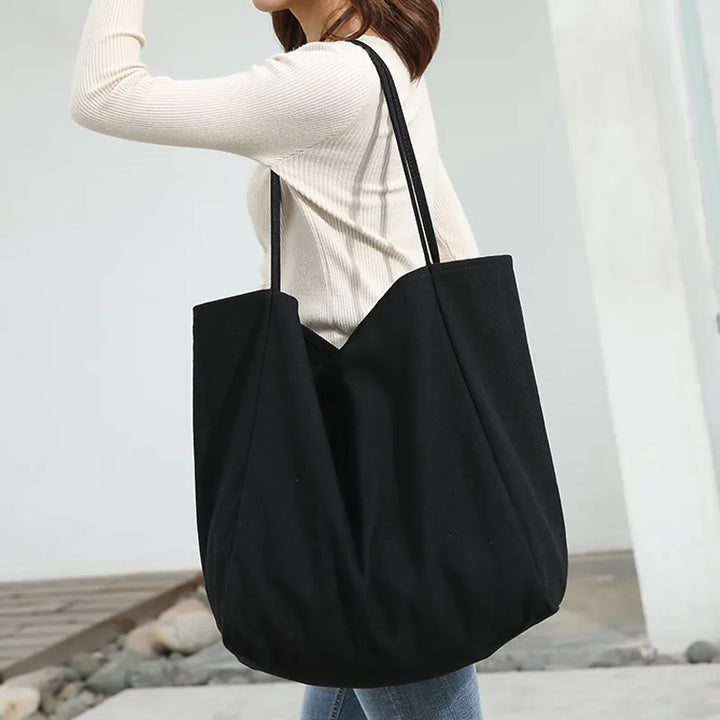 Sac cabas femme en tissu éco-responsable, grand format, idéal pour le shopping ou le quotidien.
