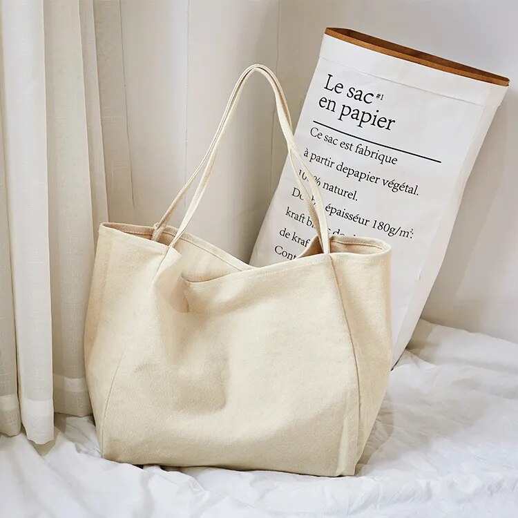 Grand sac cabas en tissu pour femme, léger et spacieux, idéal pour transporter vos essentiels.