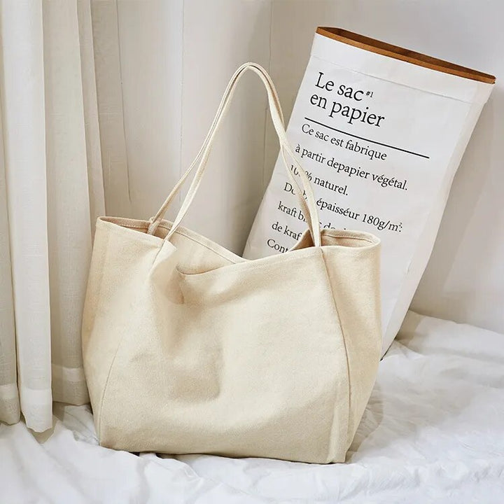 Grand sac cabas en tissu pour femme, léger et spacieux, idéal pour transporter vos essentiels.