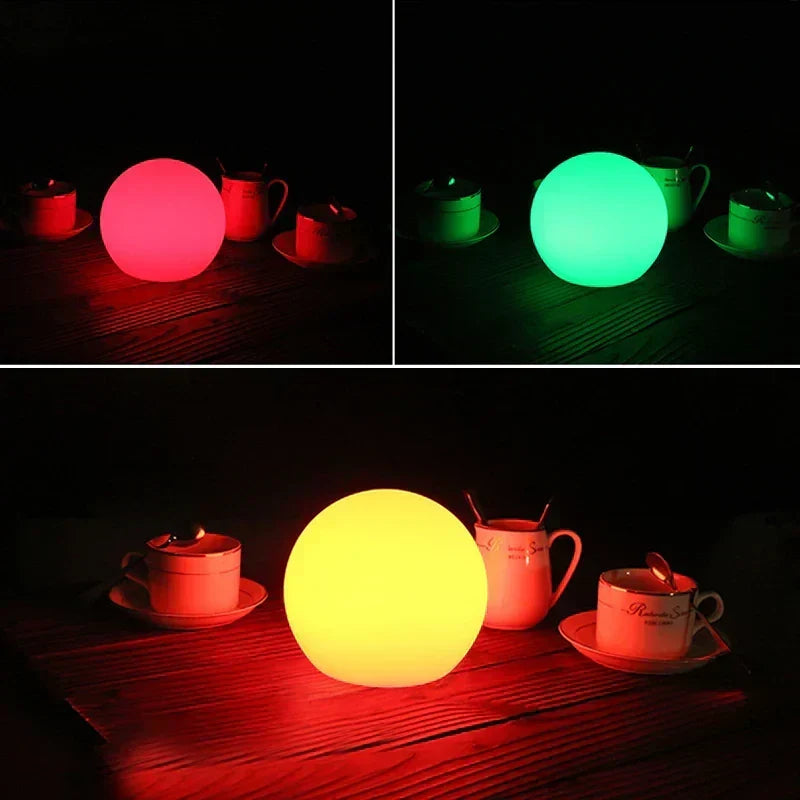 Décoration lumineuse LED moderne, cette balle de table sans fil apporte une lumière colorée au salon.