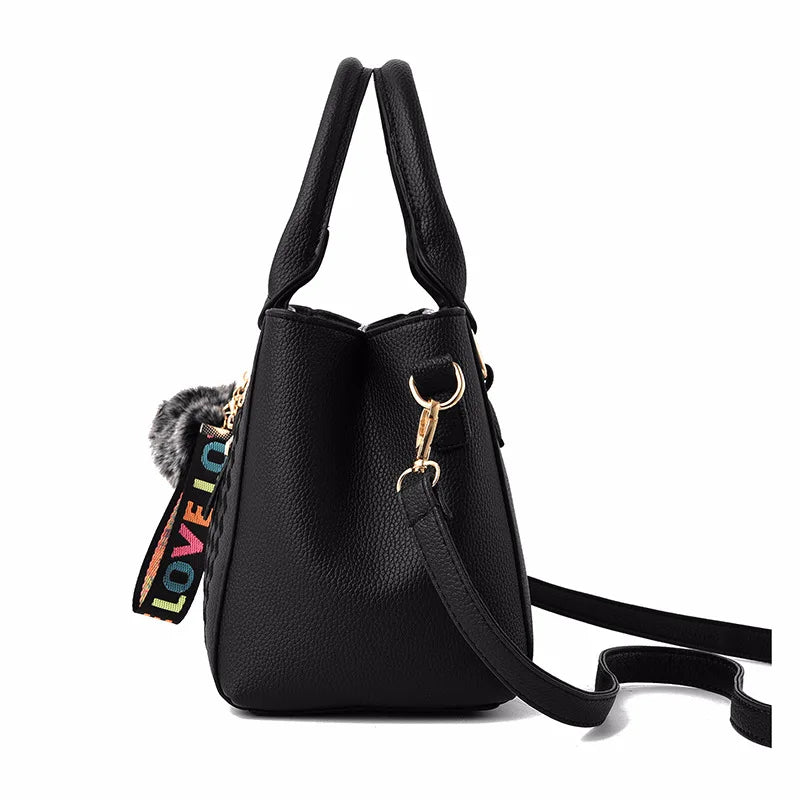 Sac bandoulière femme en cuir brodé, design raffiné. Compartiments organisés, idéal pour usage quotidien.