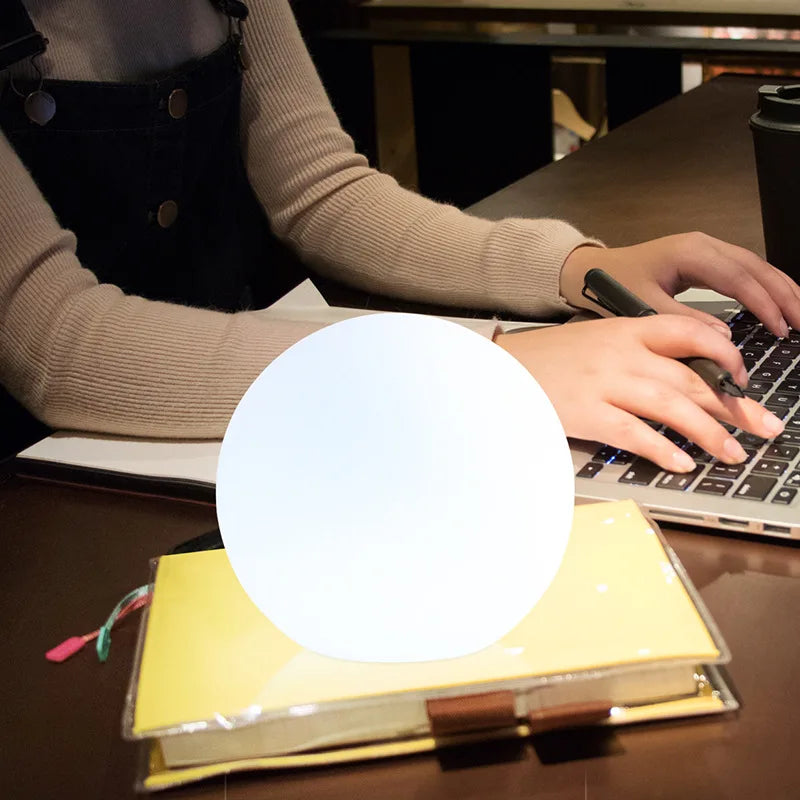 Lampe de table LED sphérique rechargeable sans fil. Balle lumineuse pour décoration moderne.