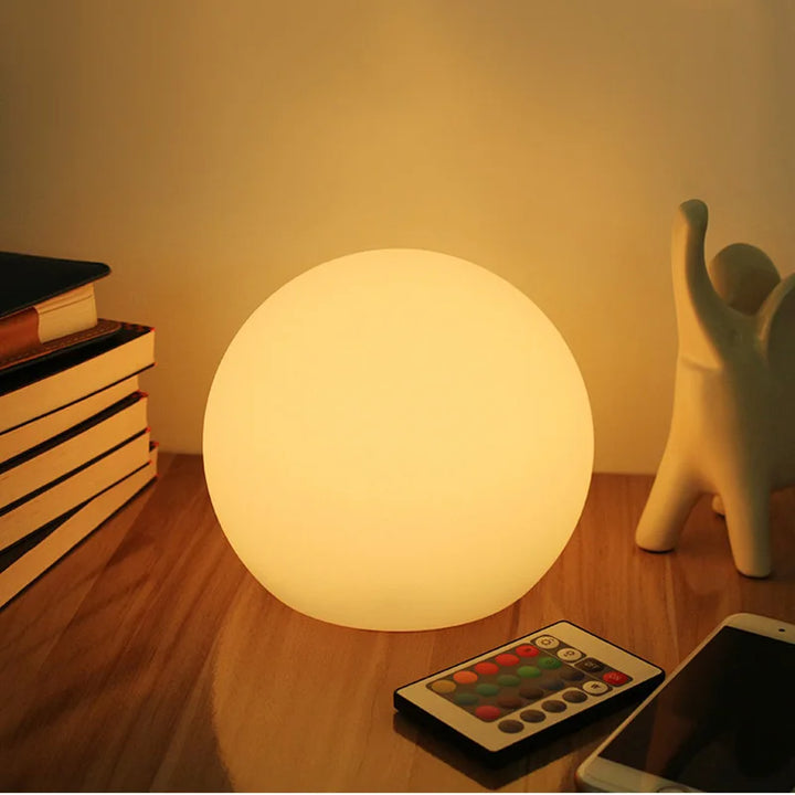 Luminaire LED de table sans fil, boule décorative pour salon ou chambre. Lumière moderne et colorée.