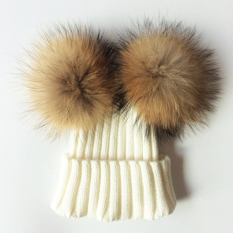 Bonnet tendance double pompon fourrure, doux et chaud, idéal pour la saison hivernale.