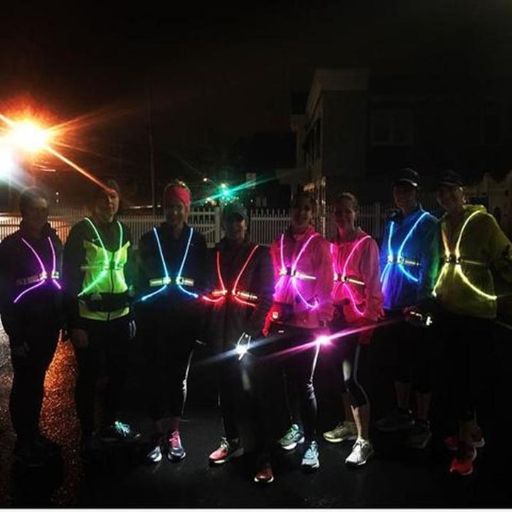 Gilet de sécurité LED haute visibilité pour course à pied nocturne, assure protection et visibilité accrue.