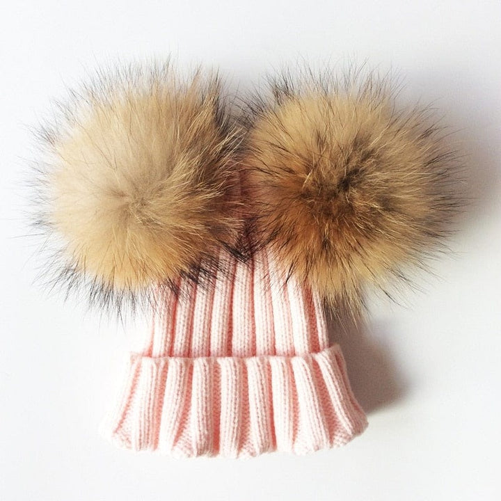 Design familial: Bonnet doux double pompon fourrure, essentiel pour l'hiver froid.