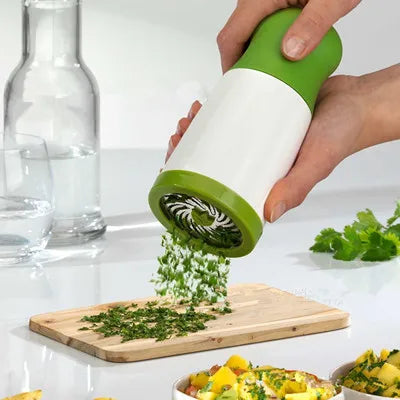 Râpe manuelle DuoCut multifonction pour fromage, épices et légumes; ustensile essentiel.