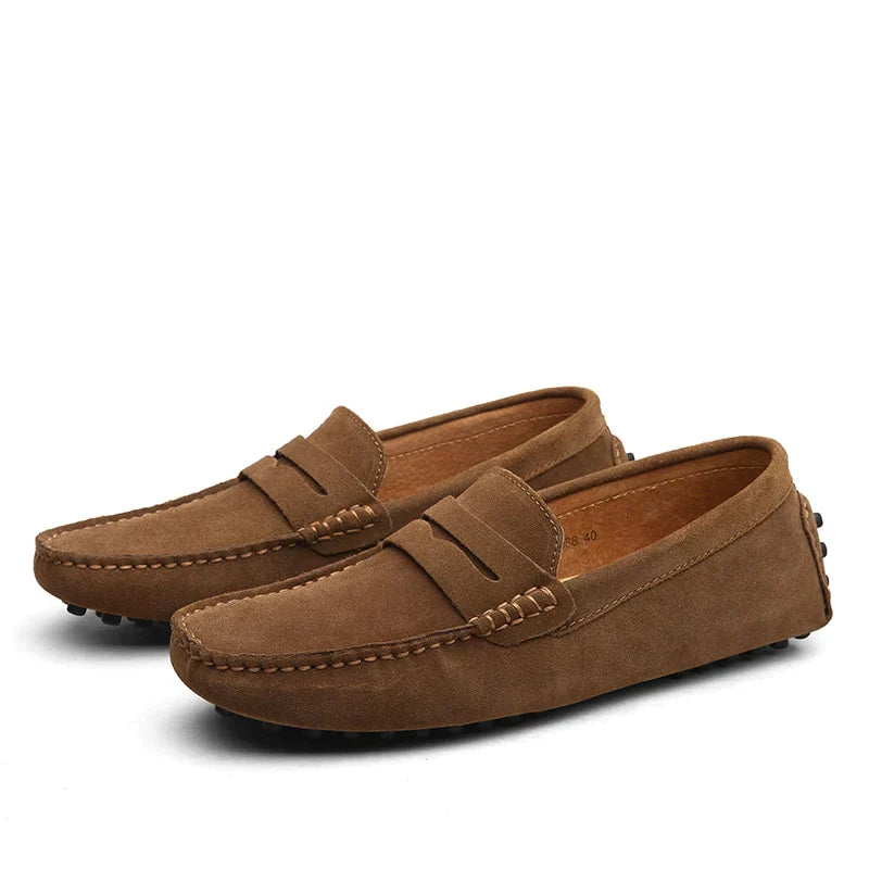 Mocassins homme élégants en cuir noir à enfiler, idéaux pour le bureau ou une tenue décontractée chic.
