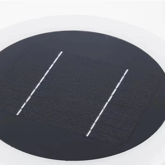 Lampe de sol solaire pratique, sans entretien, pour une lumière douce et constante.