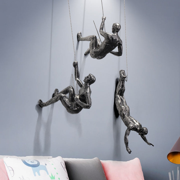 Sculpture homme escalade en résine, design abstrait, parfaite pour une décoration murale contemporaine.