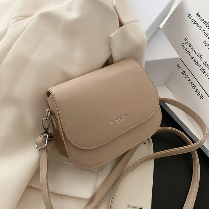 Sac à main tendance pour fille, similicuir, élégance et praticité, parfait pour l'école ou loisirs.