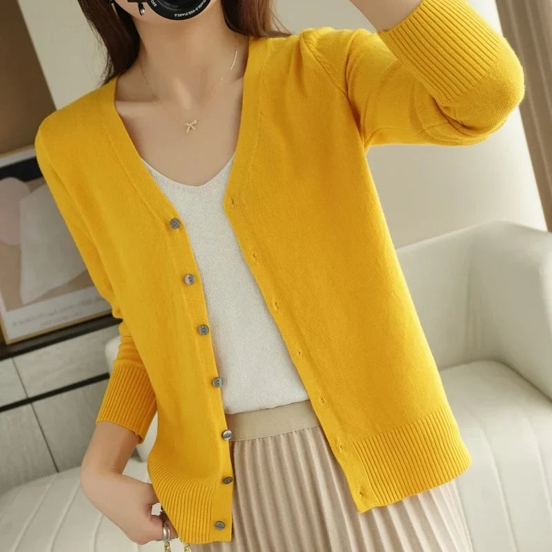 Style avec le cardigan Léa femme, tricot chic et polyvalent. Pull mode intemporelle, confort élégant pour elle.