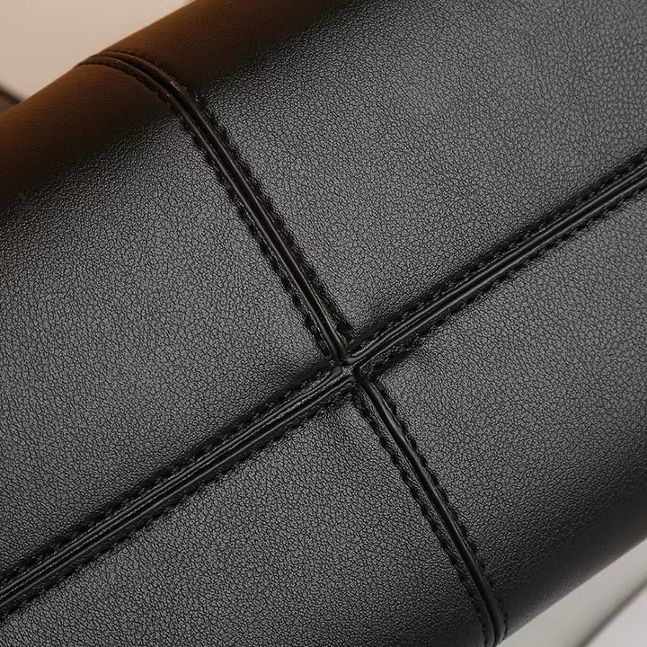 Sac tendance et éthique en cuir vegan, ce cabas femme allie style moderne et praticité.