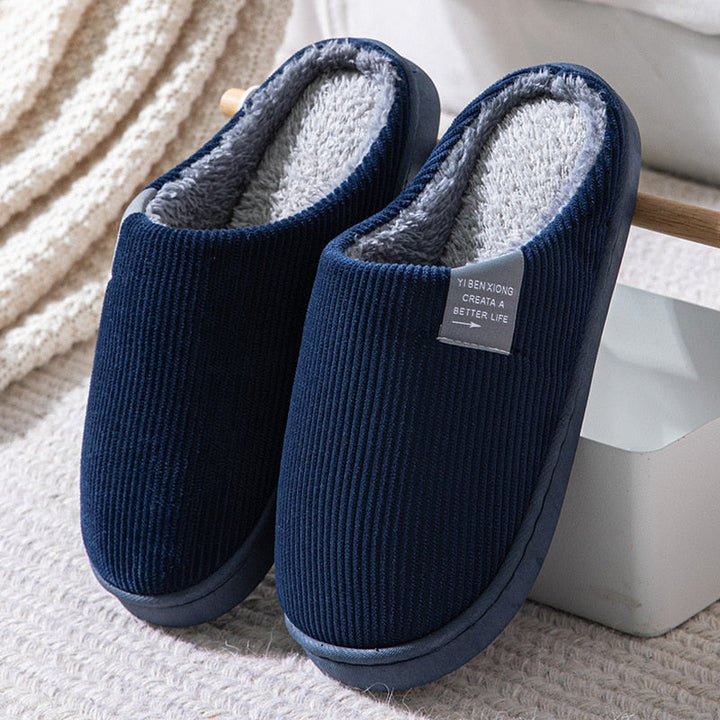 Détail des pantoufles en coton brossé, ultra douces et chaudes, pour l'intérieur en hiver.