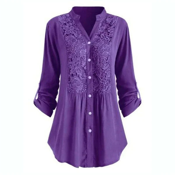Mannequin portant une blouse tunique femme élégante avec dentelle, boutons. Mode féminine printanière.