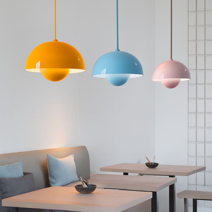 Suspension élégante demi-dôme, métal brossé. Idéale pour cuisine design et moderne.