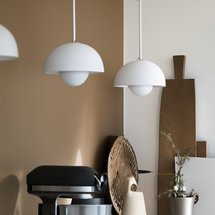 Design moderne: suspension demi-dôme grise pour chambre ou salon contemporain.