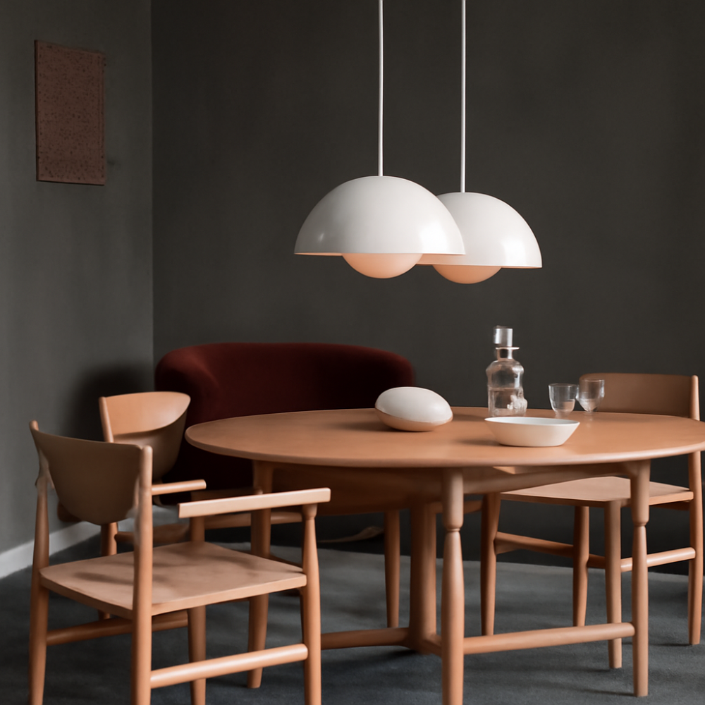 Suspension demi-dôme rouge vif, ajout audacieux à décoration intérieure moderne.