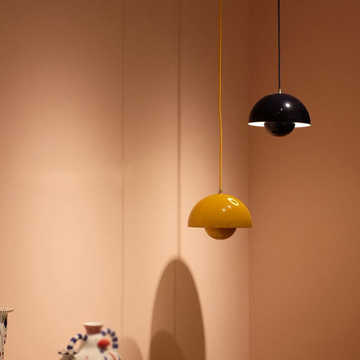 Suspension minimaliste multicolore demi-dôme. Illumine cuisine et salle à manger avec style.