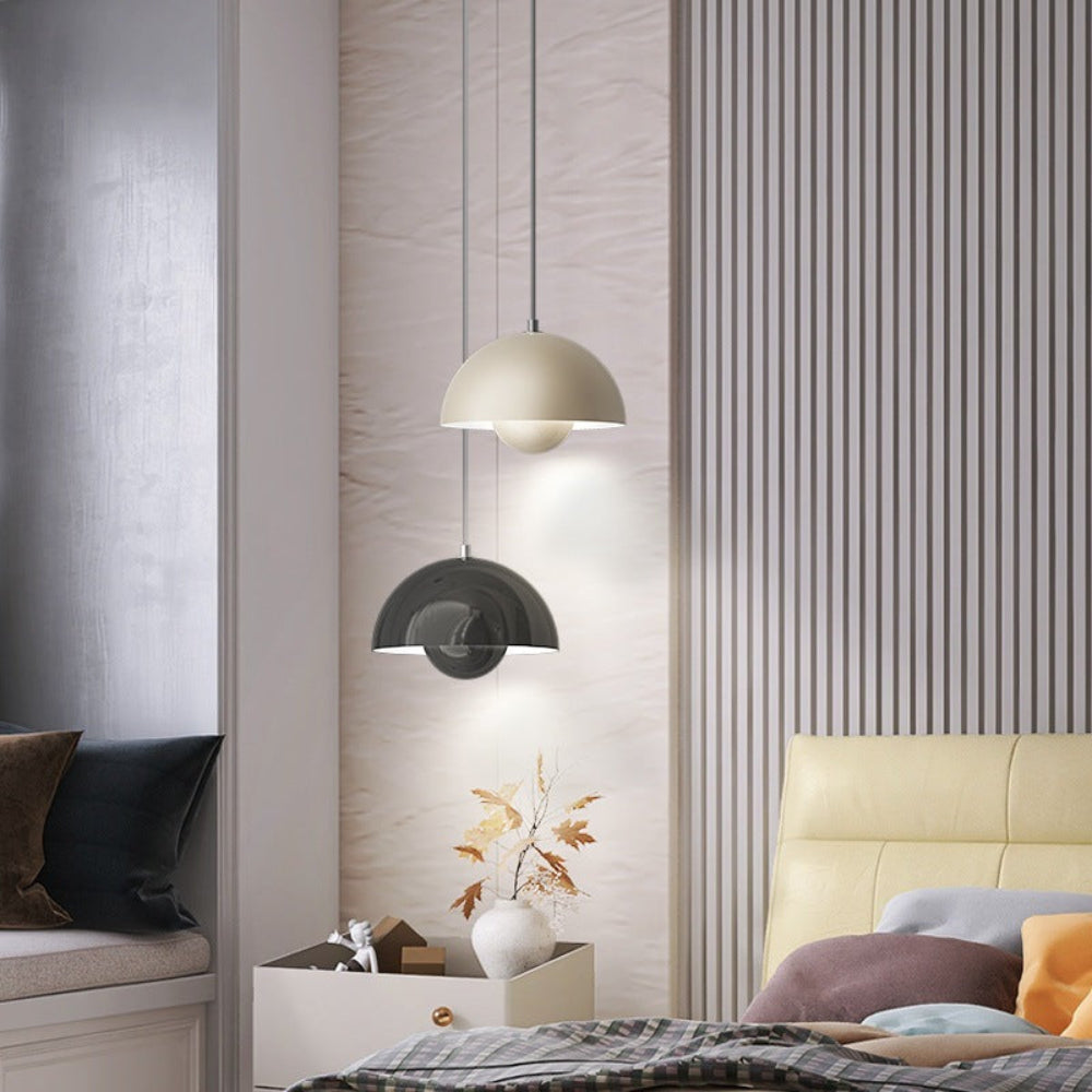 Suspension demi-dôme blanc mat. Pureté et design pour un salon épuré et moderne.