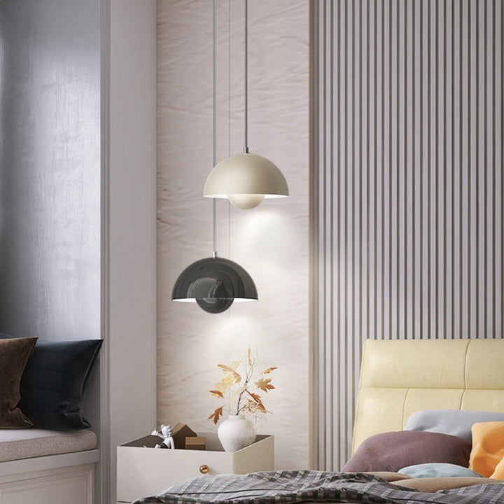 Suspension demi-dôme blanc mat. Pureté et design pour un salon épuré et moderne.