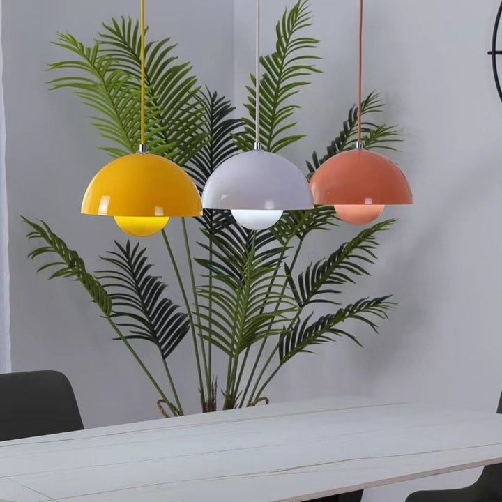 Luminaire suspendu LED couleur pastel demi-dôme, style moderne pour salle à manger.