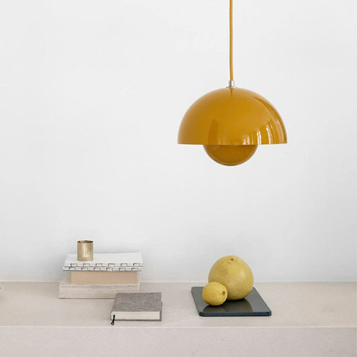 Luminaire LED demi-dôme noir. Design contemporain, parfait pour salle à manger.
