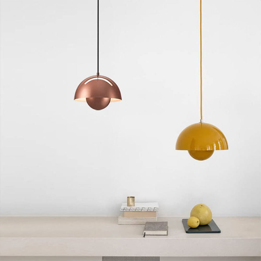 Luminaire LED demi-dôme en chrome, effet miroir pour intérieur contemporain et design.