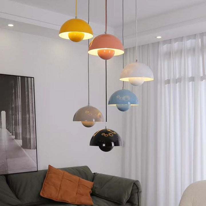 Suspension demi-dôme minimaliste blanche. Éclairage LED design moderne pour salon.