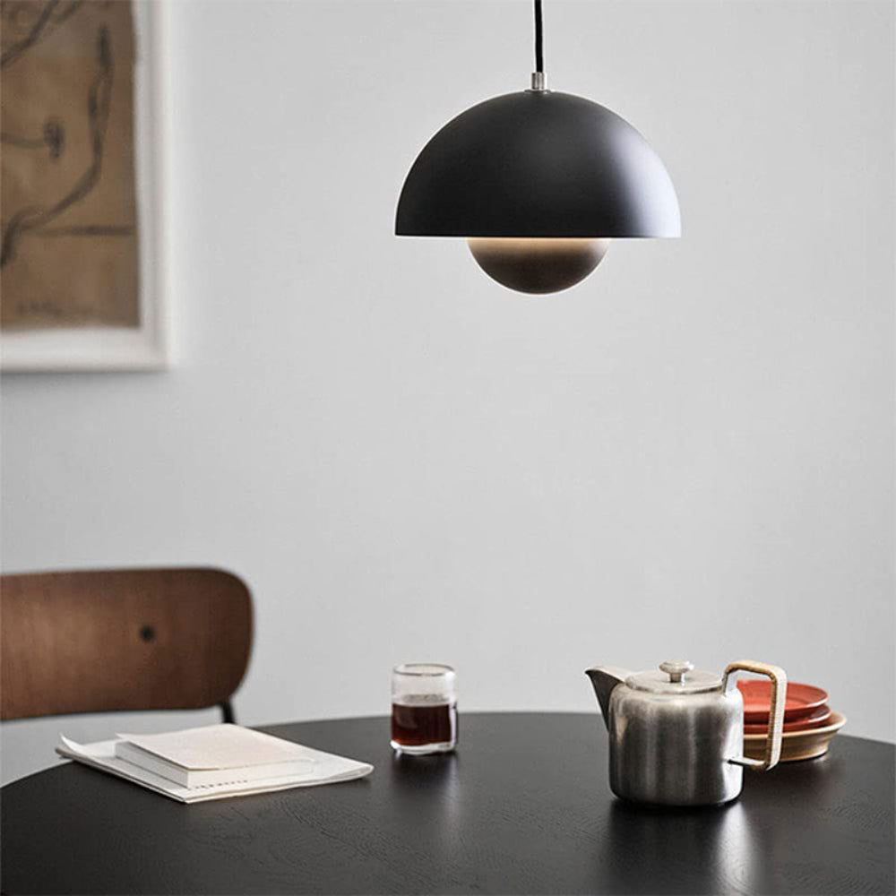 Éclairage moderne demi-dôme noir mat. Élégance discrète pour salle à manger design.