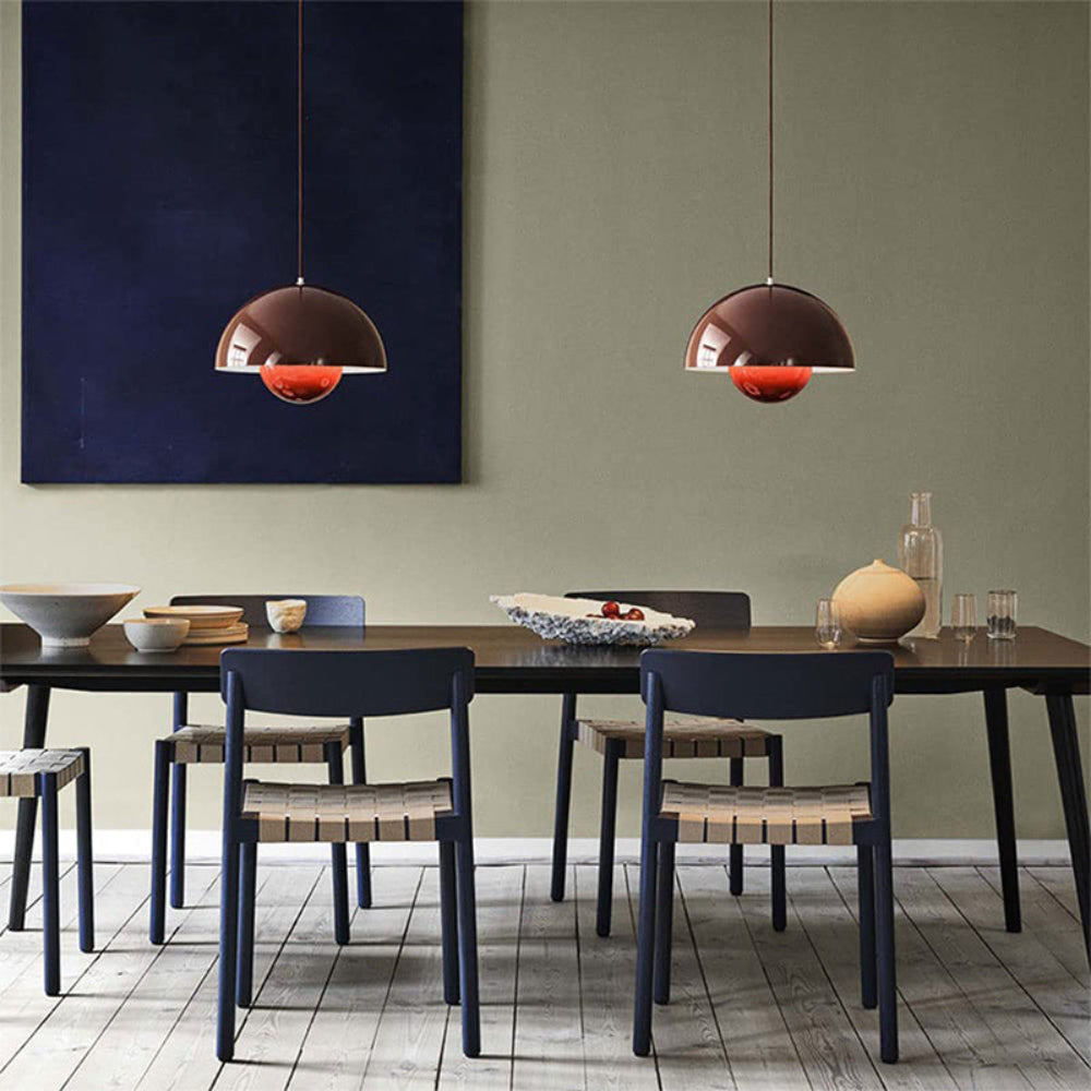 Décoration chic: suspension demi-dôme grise, idéale pour un bureau ou salon moderne.