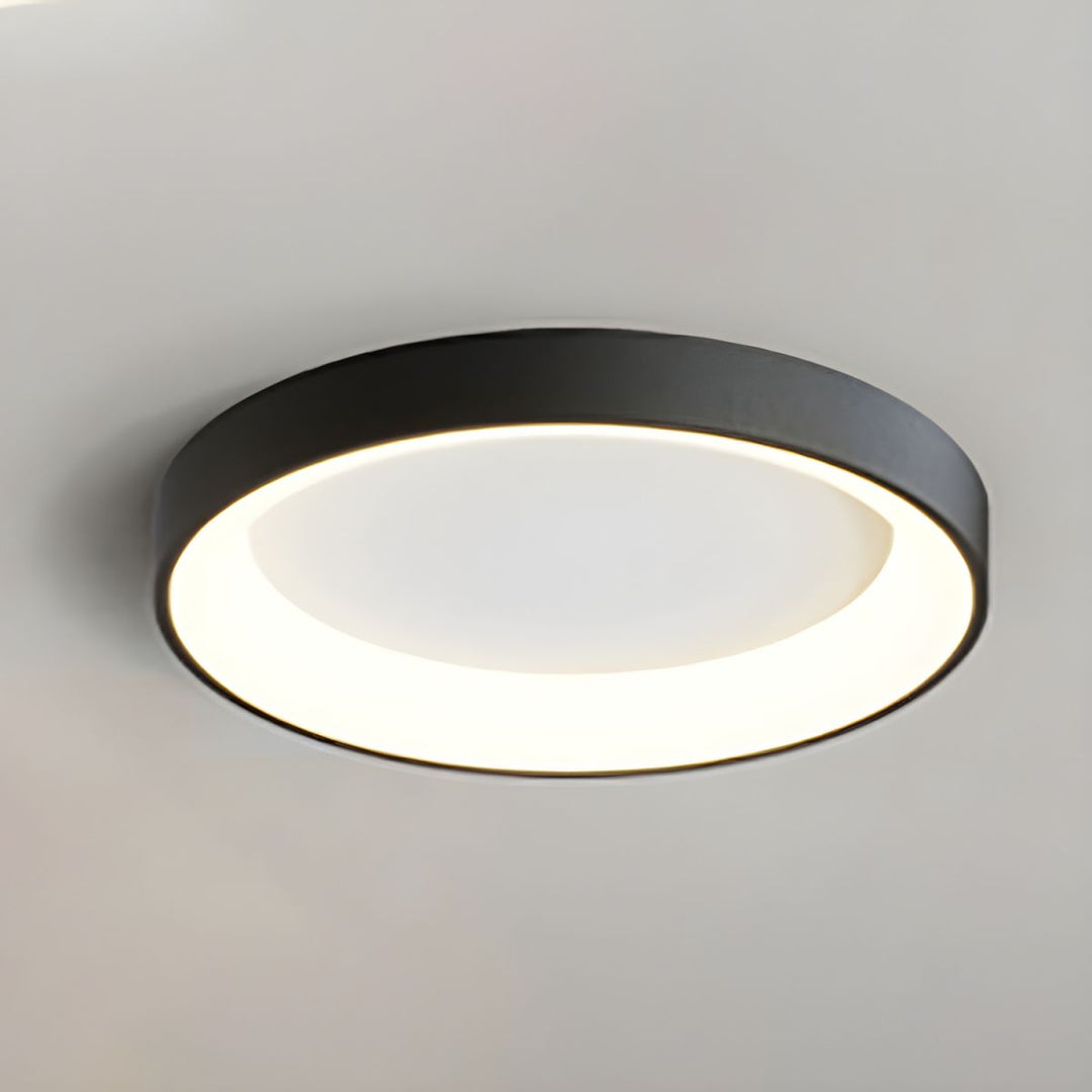 Éclairage LED moderne, plafonnier design pour une ambiance lumineuse agréable.
