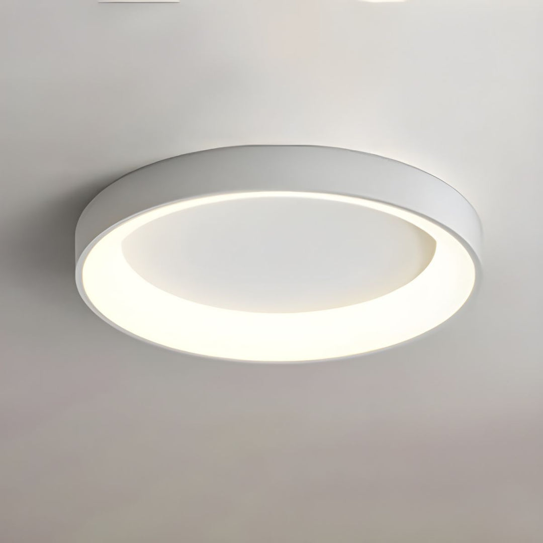 Luminaire de plafond LED, esthétique minimaliste pour un éclairage puissant.