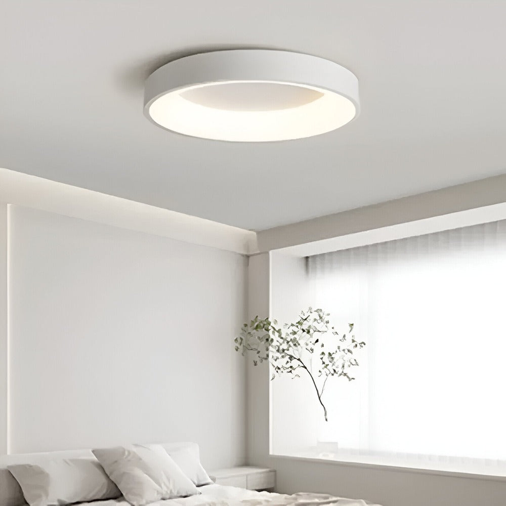 Plafonnier rond LED blanc, design discret pour un intérieur élégant.
