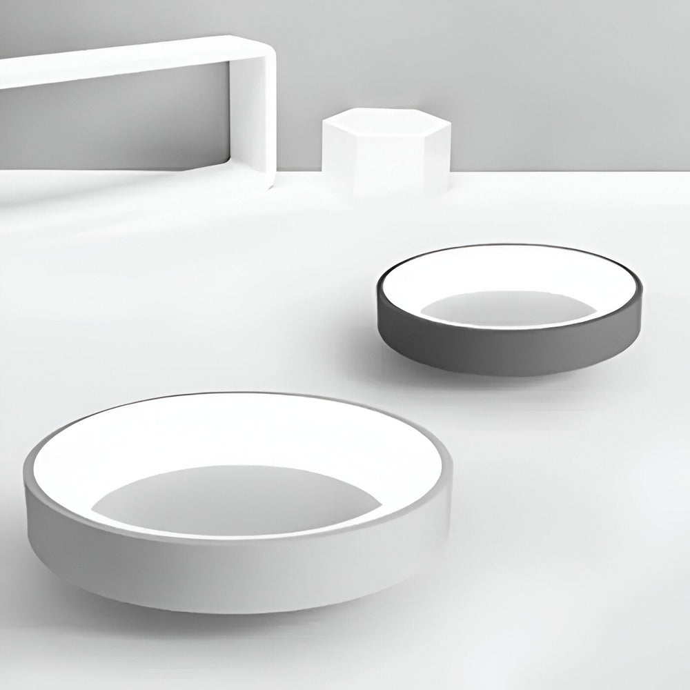 Plafonnier LED blanc, design rond et plat, économie d'énergie garantie.