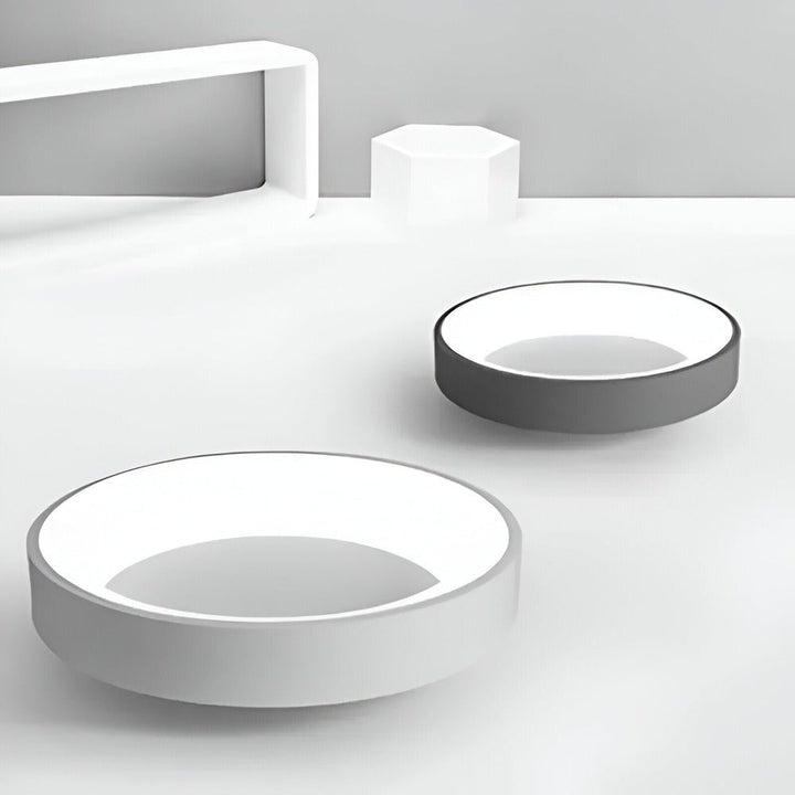 Plafonnier LED blanc, design rond et plat, économie d'énergie garantie.