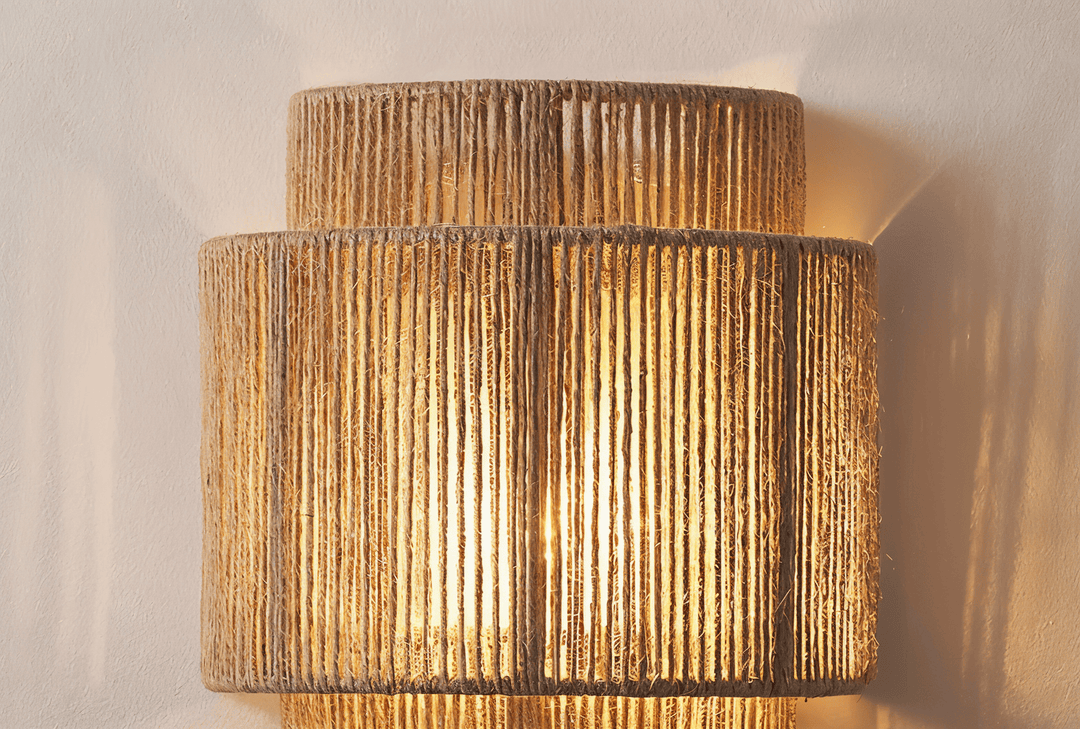 Lampe murale bohème en rotin et chanvre, diffuseur de lumière chaude, ambiance naturelle.