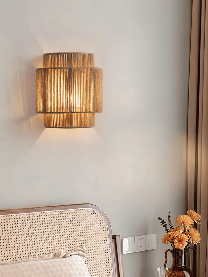 Éclairage intérieur chaleureux : applique murale bohème en chanvre tressé et rotin naturel.