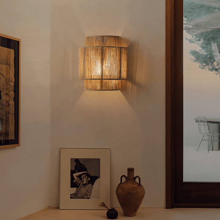 Applique murale bohème scandinave en chanvre et rotin tressé, éclairage intérieur naturel et chaleureux.