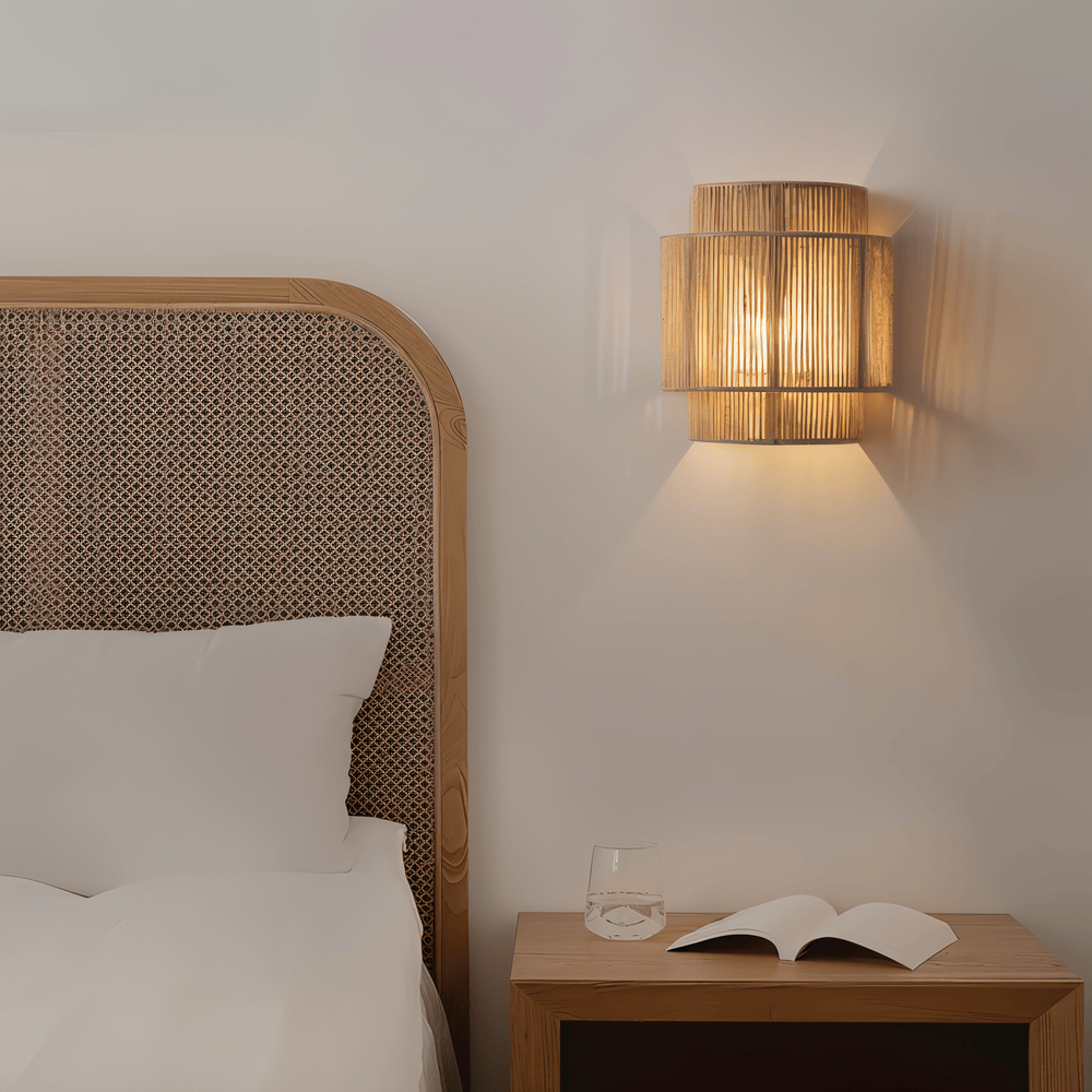 Lampe murale artisanale en rotin et chanvre pour une lumière douce, décoration bohème scandinave.