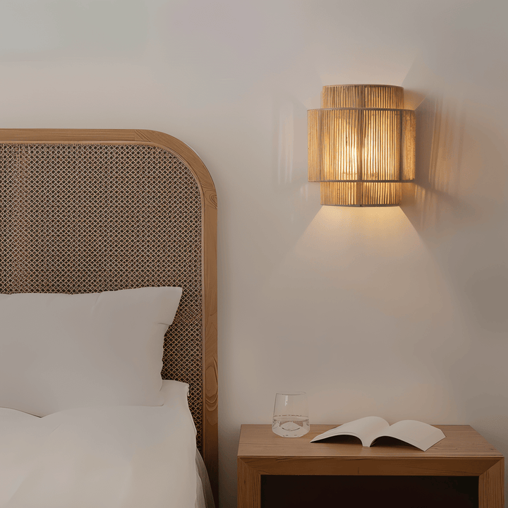 Lampe murale artisanale en rotin et chanvre pour une lumière douce, décoration bohème scandinave.