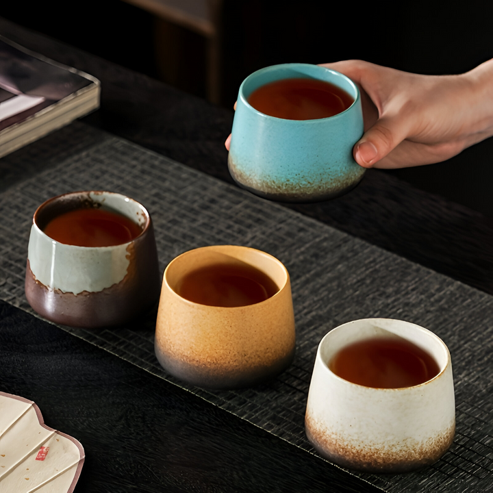 Belles tasses à café en céramique avec motif tie-dye vibrant, idéales pour la vaisselle quotidienne.