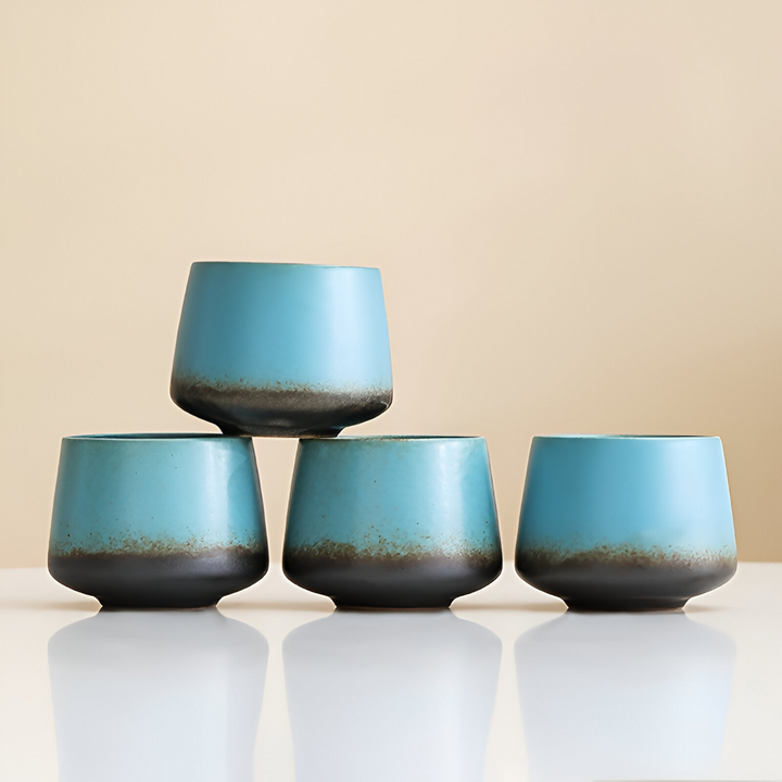 Idée cadeau : set de 4 tasses à café tie-dye en céramique artisanale pour une cuisine stylée.