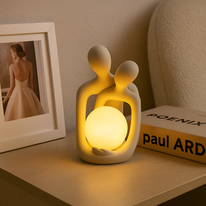 Décoration maison moderne : sculpture de couple enlacé lumineuse. Idéale pour créer une ambiance romantique.